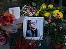 Lidé přináší květiny na místo, kde byl zavražděn Zdeněk M. (23. září 2016)