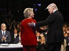 Donald Trump a Hillary Clintonová ped zahájením debaty (27. záí 2016)