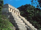 Mayská pyramida v Palenque v Mexiku. Na vzdálená místa prý asto jezdí lidé...