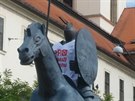 Aktivist� pov�sili na brn�nsk� sochy transparent