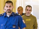 Eskorta vede Davida V. obžalovaného z vražd pražských taxikářů k soudu, který...