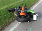Motorkář přijížděl po hlavní silnici. Z nehody vyvázl bez zranění.