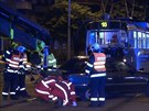 Auto vjelo v Praze do cesty tramvaji, v nemocnici skonilo zranné dít