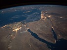 Severní Egypt a vpravo Sinajský poloostrov. V delt Nilu záí Káhira, vpravo...