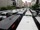 Stovky autobus ochromily dopravu ve venezuelské metropoli Caracas (22. záí...