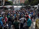 Stovky autobus ochromily dopravu ve venezuelské metropoli Caracas (22. záí...