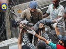 Záchranái vynáejí tlo dítte po jednom z nálet v obleeném Aleppu (28. záí...