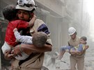 Záchranái pomáhají obtem náletu v Aleppu. Ilustraní snímek.