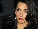 Amal Clooney pi píjezdu na posvatební oslavu