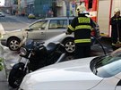 V prask ulici Svornosti se stetl mercedes s motorkem. Ten skonil s razem...