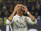 Cristiano Ronaldo z Realu Madrid lituje zahozené ance.