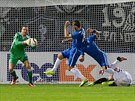 Liberecký útoník Nikolaj Komlienko (v modrém) se v zápase proti PAOK Solu...