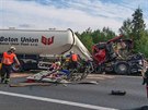 Cisterna, která vozí betonové a maltové smsi, srazila na dálnici D5 lovka....