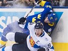 Finský hokejista Mikko Koivu (v popedí) po sráce s Gabrielem Landeskogem.