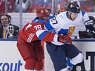 Ruský hokejista Andrej Markov se snaí zastavit útoícího Joonase Donskoie z...
