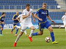 Záloník Slovácka Jaroslav Divi (vlevo) a jihlavský obránce Milan Min v...