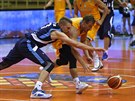 Prostjovský basketbalista Roman Marko (ve lutém) bojuje o mí s Michalem...