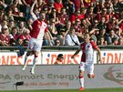 JE TO TAM! Slávistický útoník Muris Meanovi (vlevo) slaví gól proti Spart,...