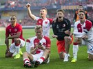 VDYCKY JSME S VÁMA... Slávistití fotbalisté slaví s fanouky výhru v derby.