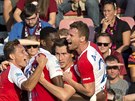 Jaromír Zmrhal (druhý zprava) slaví se spoluhrái gól proti Spart - zcela...