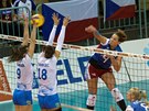 eská volejbalistka Aneta Havlíková (s íslem 4) proti slovinskému bloku v...