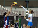 eská volejbalistka Iva Nachmilnerová (vlevo) v kvalifikaním duelu o...