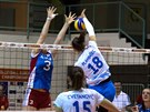 eská volejbalistka Veronika Trnková (elem) v kvalifikaním duelu o...