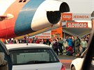 Lidé lemovali cestu od vjezdu do Kunovic a na letit. Letadlo si fotili,...