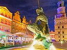 Duhový Mars. Kana se sochou boha Marta v polské Poznani hraje vemi barvami.