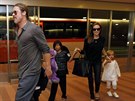 Brad Pitt, Angelina Jolie a jejich dti Pax a Vivienne (Tokio, 28. ervence...