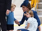 Princ George, vévodkyn Kate a princezna Charlotte (Victoria 24. záí 2016)