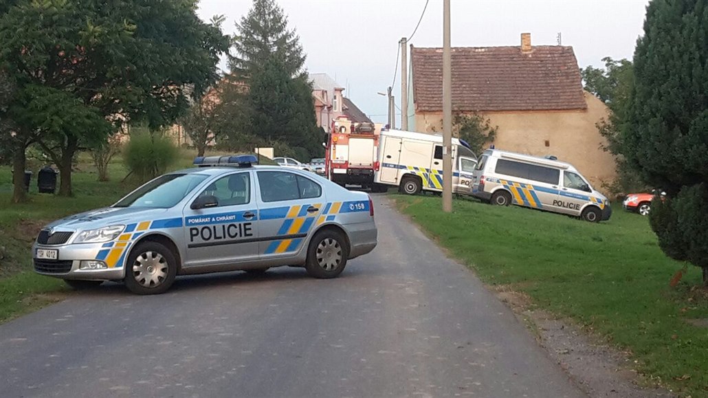 V Zichovci na Kladensku zem�ely v sobotu odpoledne p�i nárazu auta do zdi domu...
