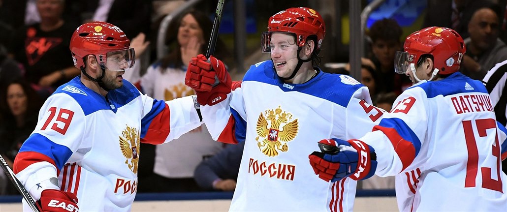 Vladimir Tarasenko (uprost�ed) slaví gól s Pavlem Dacjukem a Andrejem Markovem...