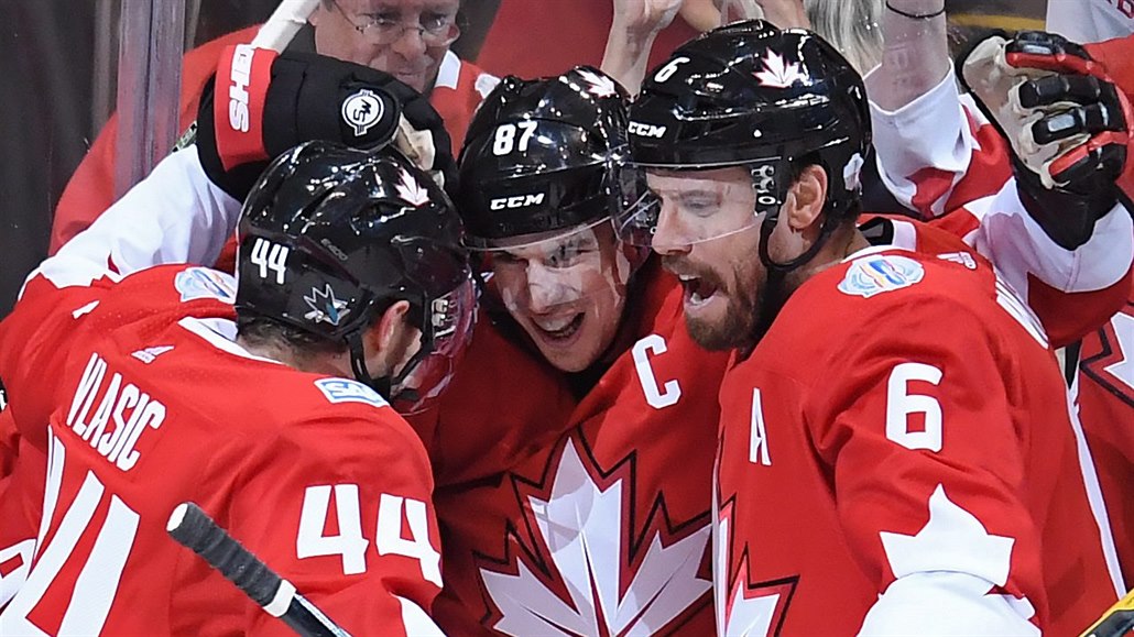 Marc-Edouard Vlasic a Shea Weber slaví první kanadský gól se st�elcem Crosbym.