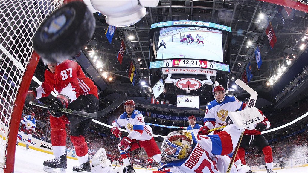 Sidney Crosby p�ekonává Sergeje Bobrovskiho v semifinále Kanada - Rusko.