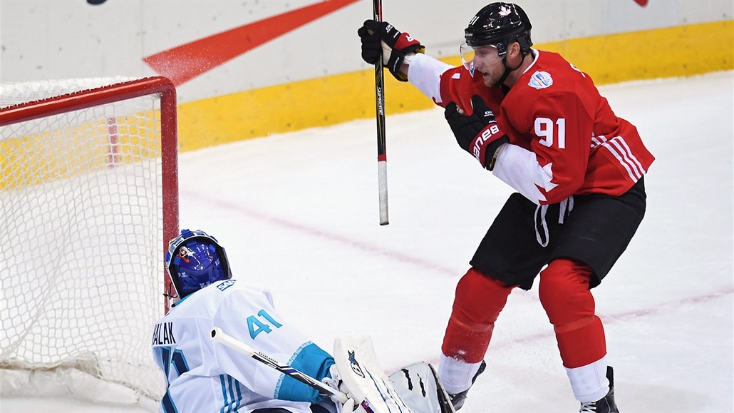 Steven Stamkos se raduje poté, co se kone�n� na turnaji prosadil a dal gól na...