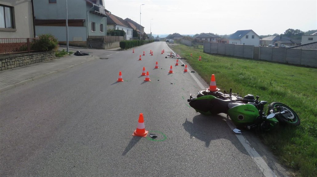 Motorká� p�ijí�d�l po hlavní silnici. Z nehody vyvázl bez zran�ní.