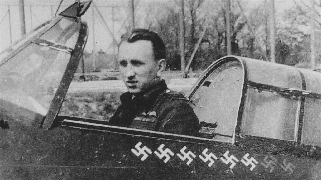 Karel Kuttelwascher ve své stíha�ce Hurricane. Snímek je z jara roku 1942.