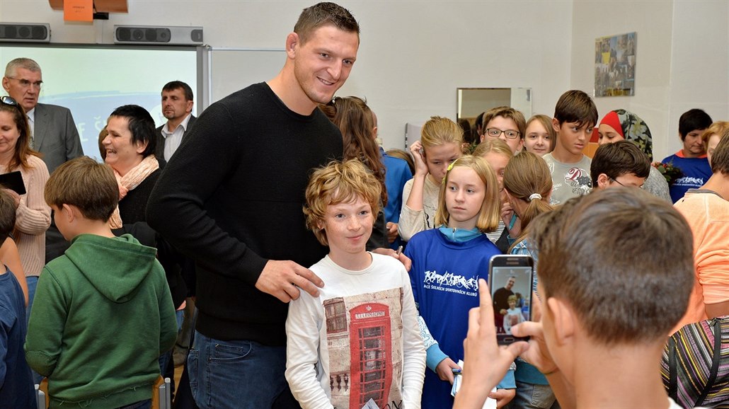 Luká� Krpálek s d�tmi na k�tu hymny Asociace �kolních sportovních klub�.
