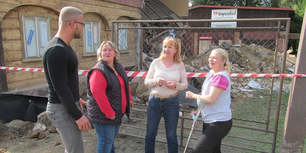 Zleva mluv�í rumburské radnice Dalibor Dvo�ák, sousedka Iveta Branseová,...