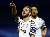 Miralem Pjanic z Juventusu se raduje z glu, kter v Lize mistr vstelil...