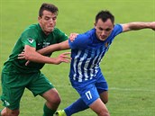 Prostjovsk fotbalista Zdenk Fldr (vpravo) a Ladislav Janda z Vlaimi bojuj...