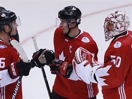 Kanaďané Jonathan Toews, Sidney Crosby a Corey Crawford slaví výhru nad Evropou...