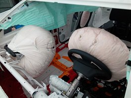 Nafouknuté airbagy zabírají velký prostor, po naplnění se ihned vyfouknou:...