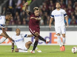 Sparanský útoník Václav Kadlec stílí první gól proti Interu Milán.