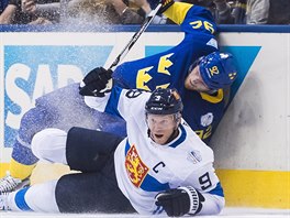Finský hokejista Mikko Koivu (v popředí) po srážce s Gabrielem Landeskogem.