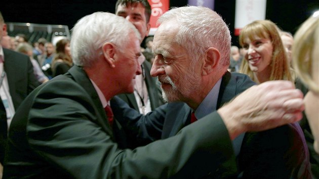 Do ela Labouristick strany byl znovu zvolen Jeremy Corbyn, na fotce vpravo. (24.9.2016)