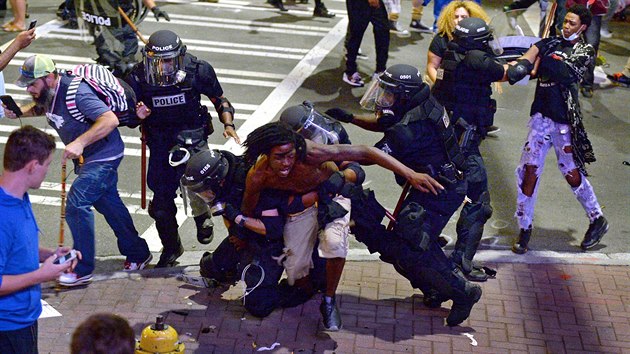 Druhou noc protest v americk Charlotte provzely nsiln stety mezi polici a demonstranty (22. z 2016)