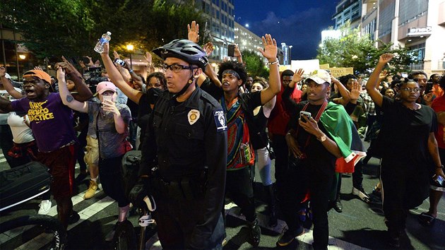 Druhou noc protest v americk Charlotte provzely nsiln stety mezi polici a demonstranty (22. z 2016)