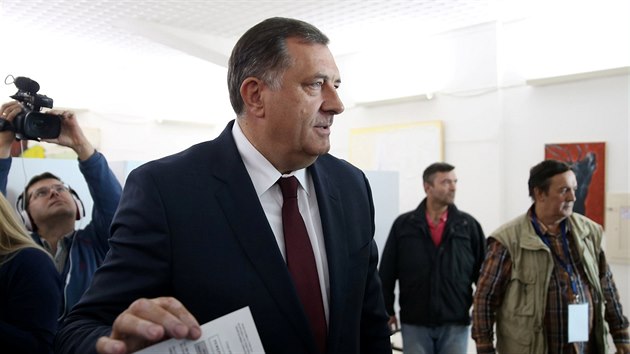 Milorad Dodik, prezident Republiky srbské, autonomní části Bosny a Hercegoviny, hlasuje v referendu o vyhlášení Dne státnosti. (25. září 2016)